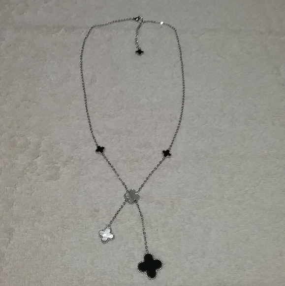 BRAND NEW Gorgeous Clover Necklace - Picture 1 of 4